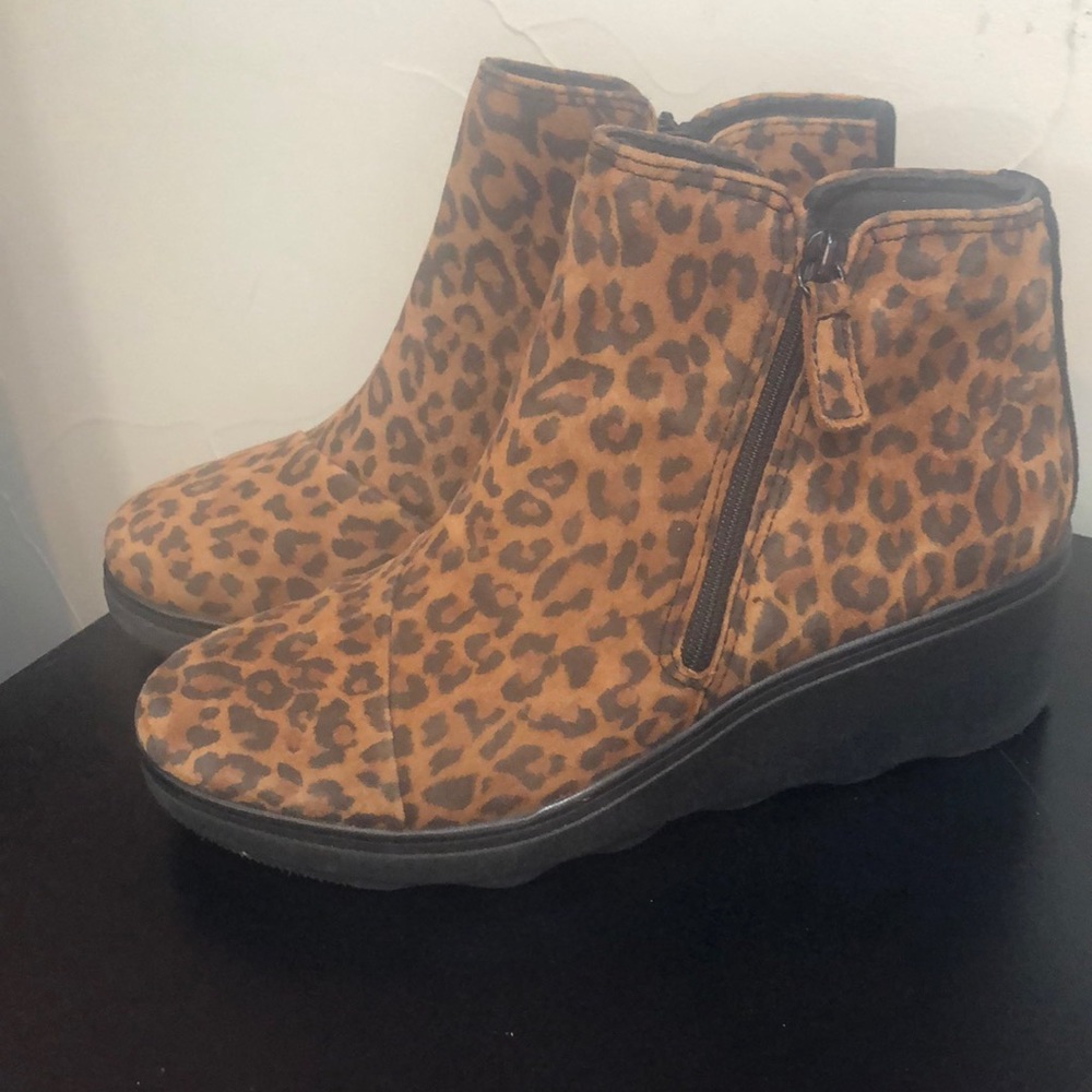 Collection by Clark’s Mazy Eastham 7.5 W Leopard print wedge boot